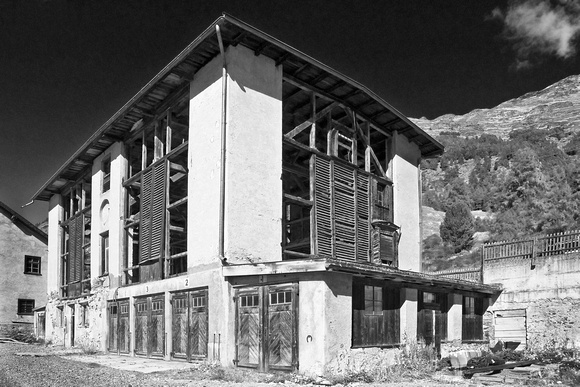 PH568a old barn of Hotel Kronenhof in  Pontresina 2 bw -23x15 -0015