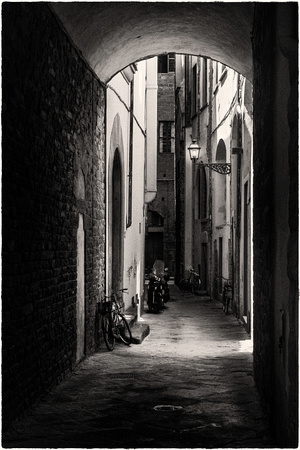 PH2209a folio narrow alleys Tuscany Florence sfx 11x16@360 zf-8462