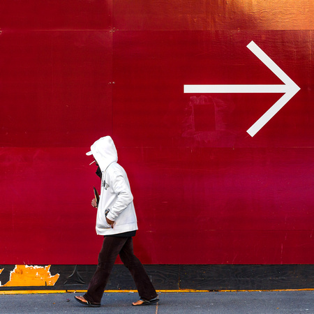 PH1786a pedestrian in white with red wall zf-7691