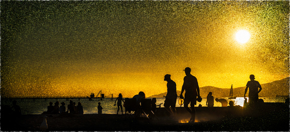 PH1830a silhouettes on vancouver sunset beach BG sand zf-7340