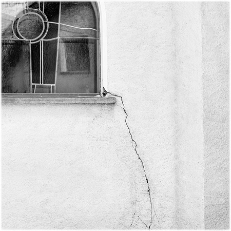 PH2725a art church window and crack Engadin 15x15  -9241