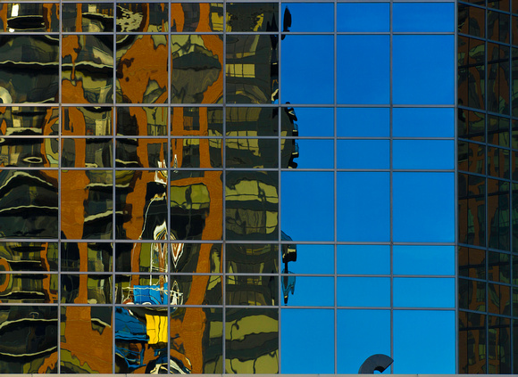 PH1432a urban reflection -4692